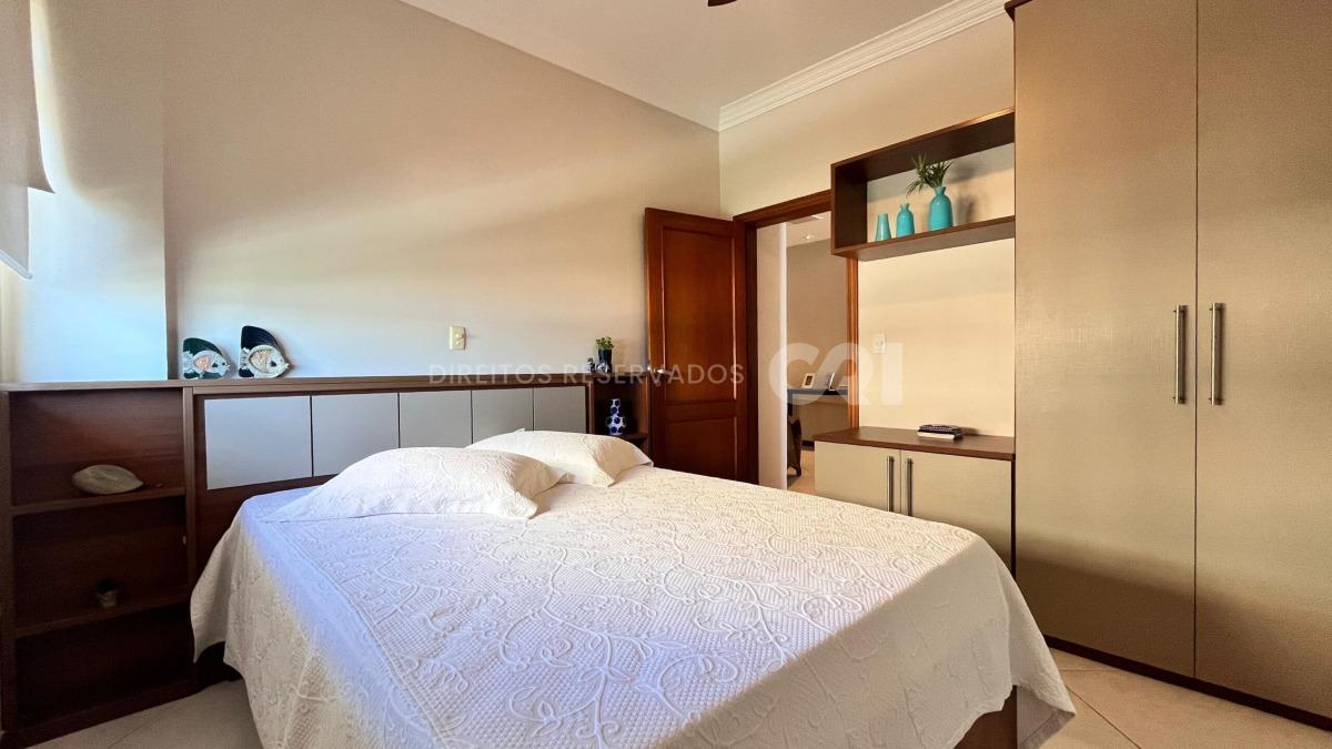 Apartamento com 4 Dormitórios no Center Lorenz I em Meia Praia, Itapema