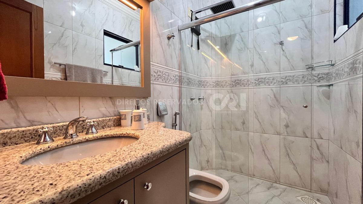 Apartamento com 4 Dormitórios no Center Lorenz I em Meia Praia, Itapema