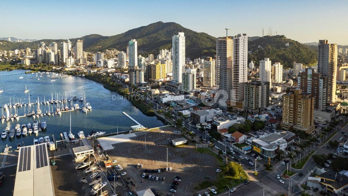 Apartamento com 3 Suítes no Frontemare Residencial no Bairro Fazenda em Itajaí