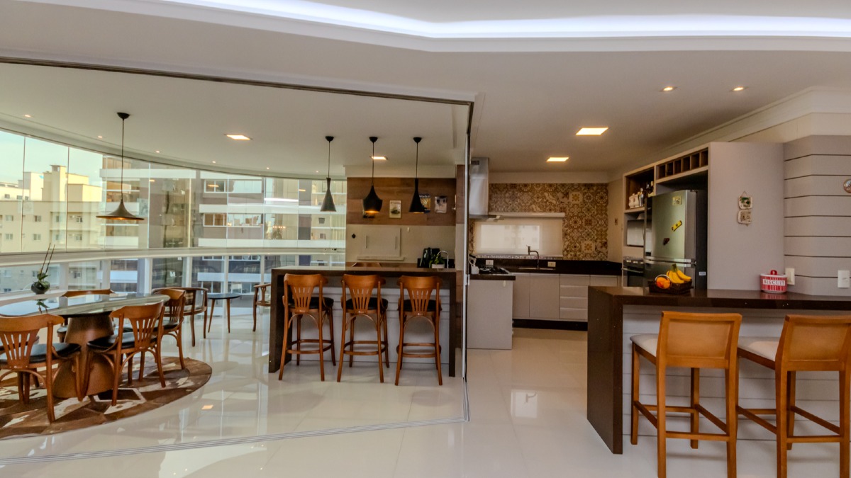 Apartamento com 3 Suítes no Edifício Vicenzo Residence na Meia Praia em Itapema
