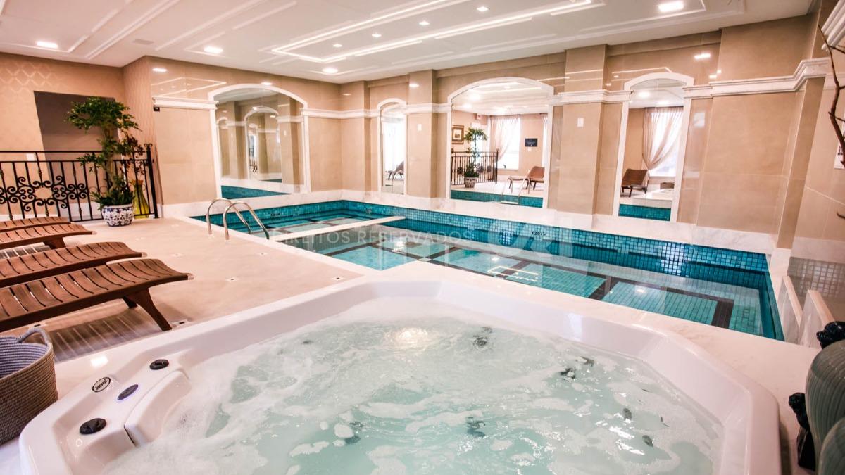 Apartamento com 4 Suítes no Magnum em Meia Praia, Itapema