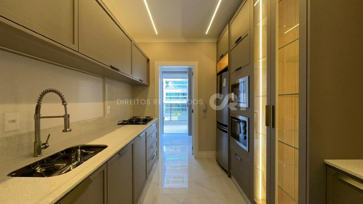 Apartamento com 3 Suítes no Greta Palace em Meia Praia, Itapema