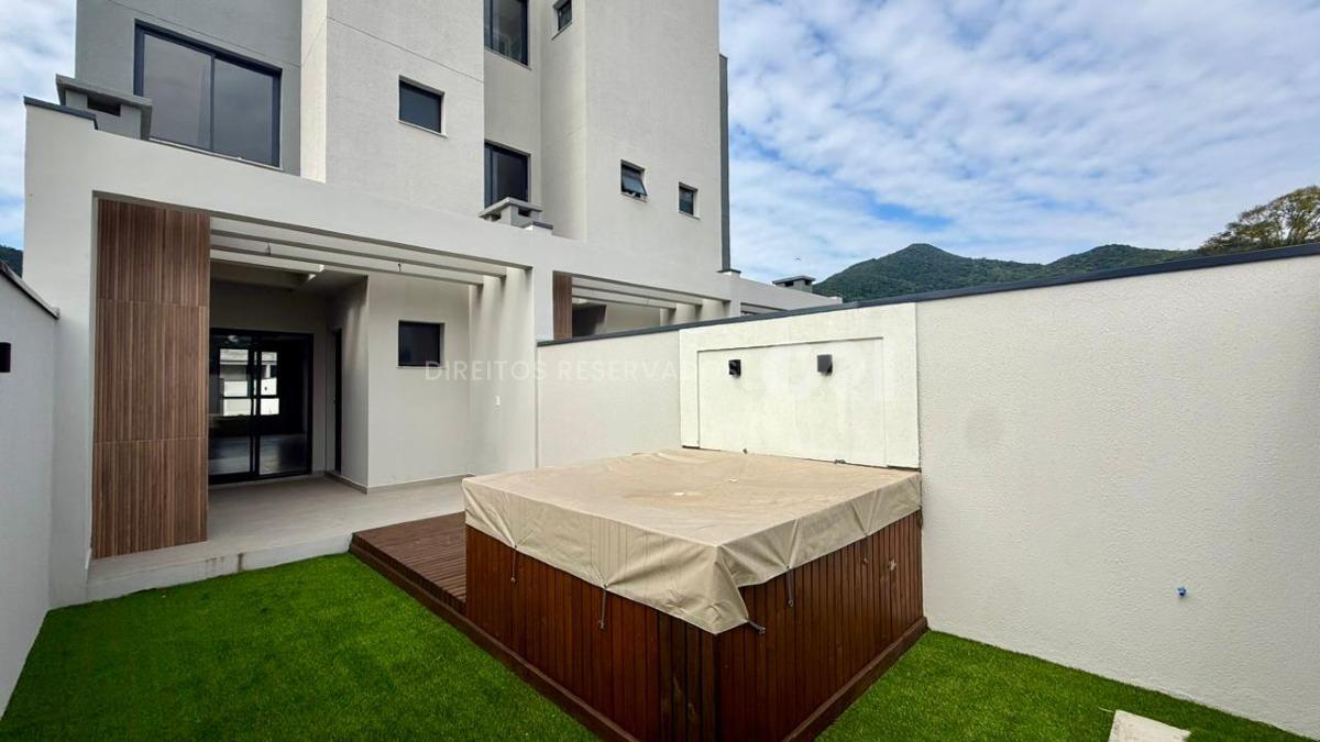 Cobertura Triplex com 3 Suítes no edifício Porto Seguro na Vila Nova em Porto Belo