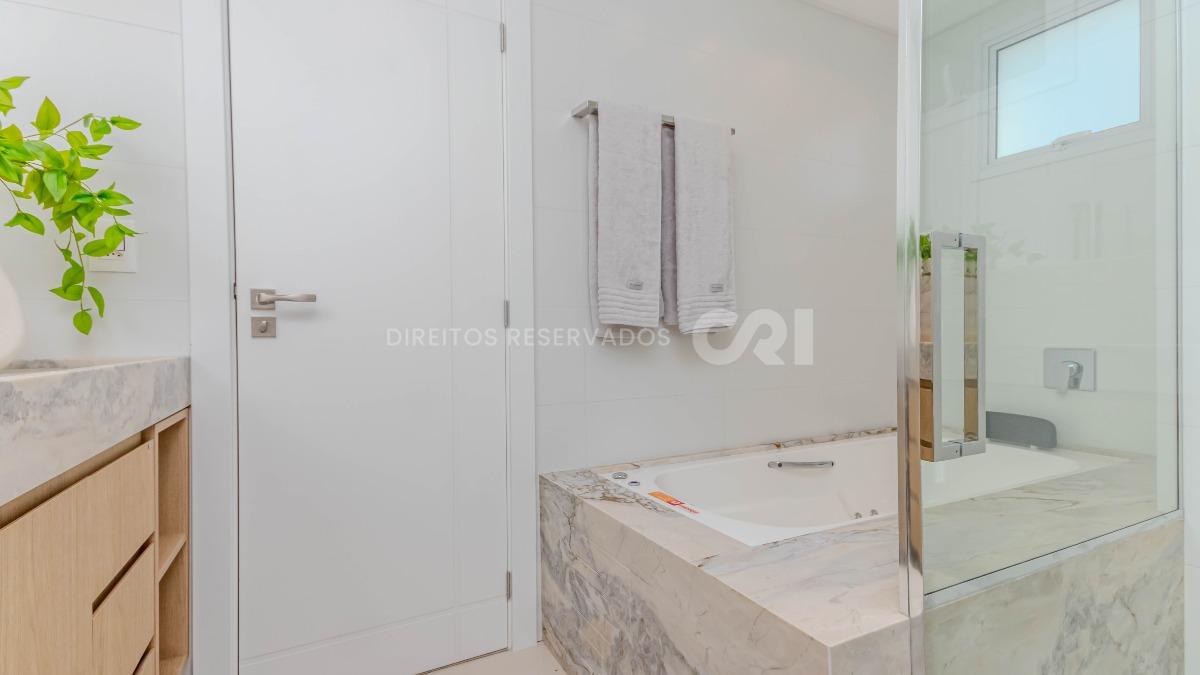 Apartamento com 4 Suítes no Lumiére Residence na Meia Praia em Itapema