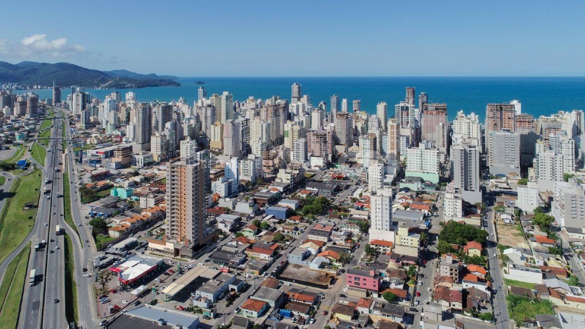 Apartamento com 3 Suítes no Portal 246 Residence na Meia Praia em Itapema