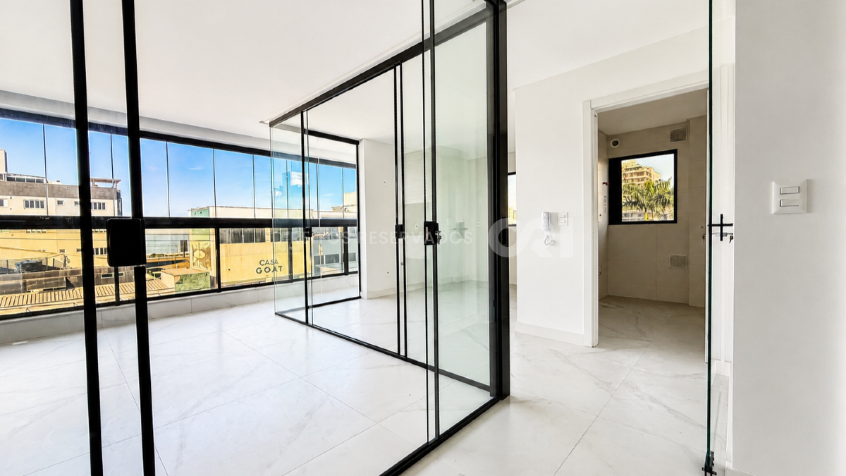 Apartamento com 3 suítes no Surfs Paradise na Praia Brava em Itajaí