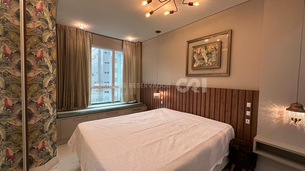 Apartamento Duplex com 4 Suítes no Residencial El Shaday em Meia Praia, Itapema