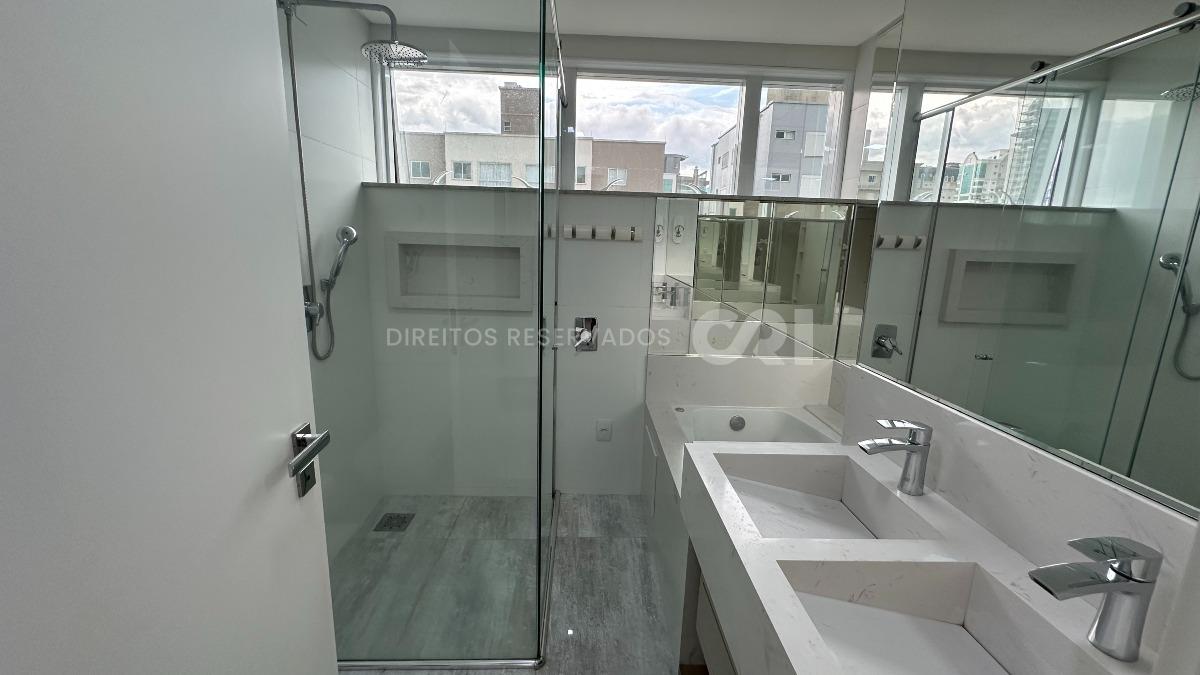Apartamento Duplex com 4 Suítes no Residencial El Shaday em Meia Praia, Itapema