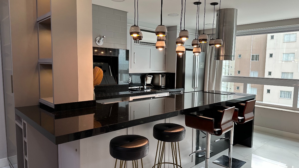 Apartamento Duplex com 4 Suítes no Residencial El Shaday em Meia Praia, Itapema
