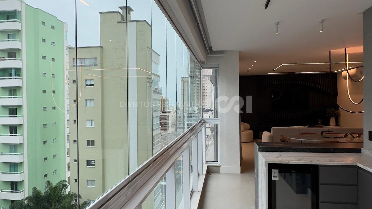 Apartamento com 3 suítes no Nizuc Residence na Meia Praia em Itapema