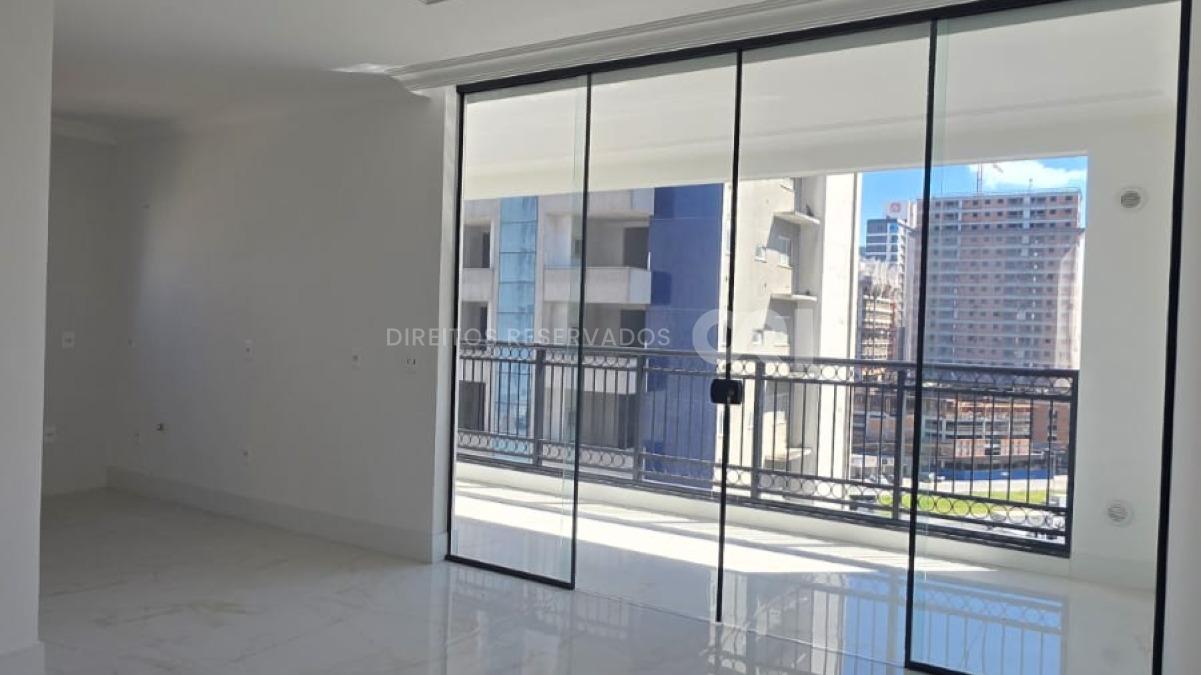 Apartamento com 3 Suítes no Palazzo Parigi na Meia Praia, Itapema