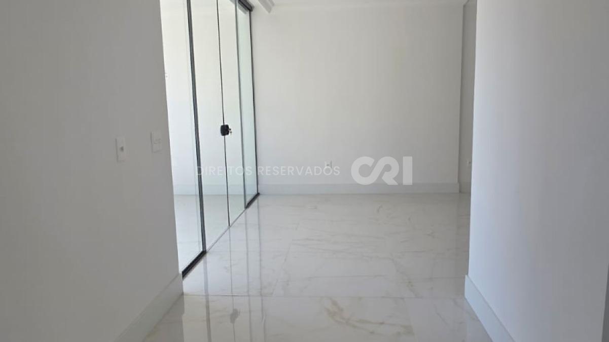 Apartamento com 3 Suítes no Palazzo Parigi na Meia Praia, Itapema