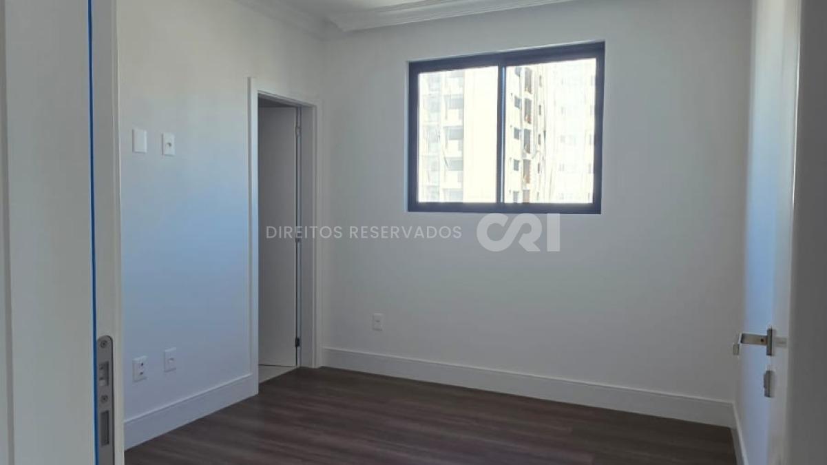 Apartamento com 3 Suítes no Palazzo Parigi na Meia Praia, Itapema