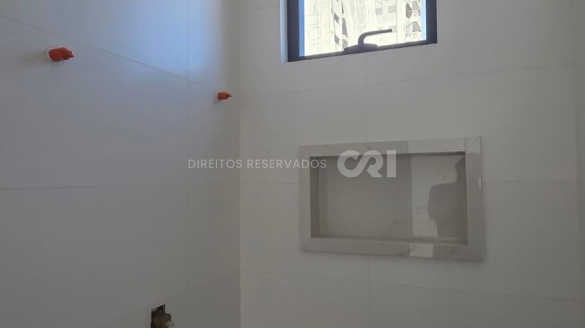 Apartamento com 3 Suítes no Palazzo Parigi na Meia Praia, Itapema