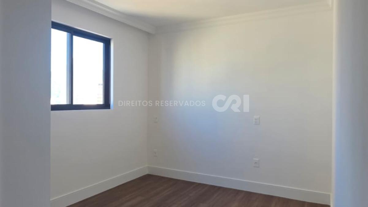 Apartamento com 3 Suítes no Palazzo Parigi na Meia Praia, Itapema
