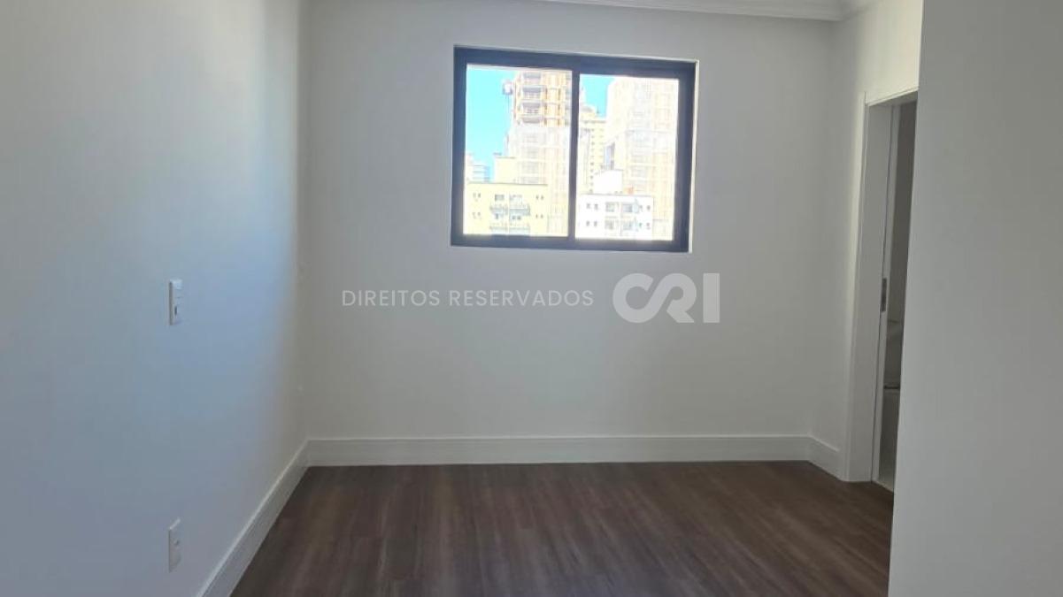Apartamento com 3 Suítes no Palazzo Parigi na Meia Praia, Itapema