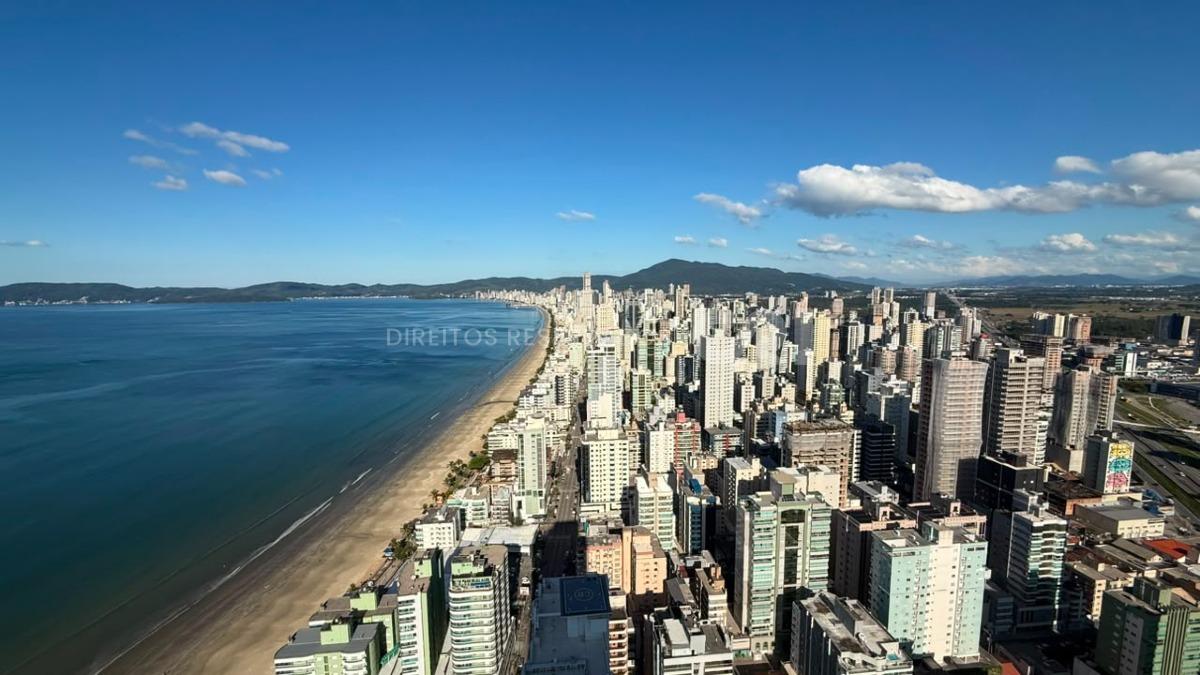 Apartamento com vista mar, 4 Suítes no Villa Maiorca na Meia Praia, Itapema