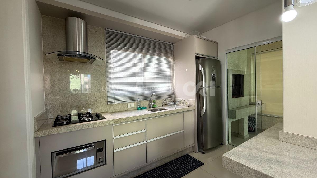 Apartamento com 3 Suítes no Grand Place na Meia Praia, Itapema