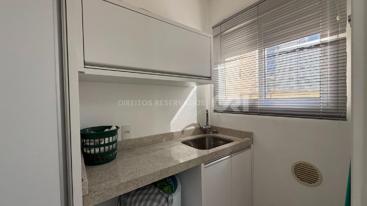 Apartamento com 3 Suítes no Grand Place na Meia Praia, Itapema