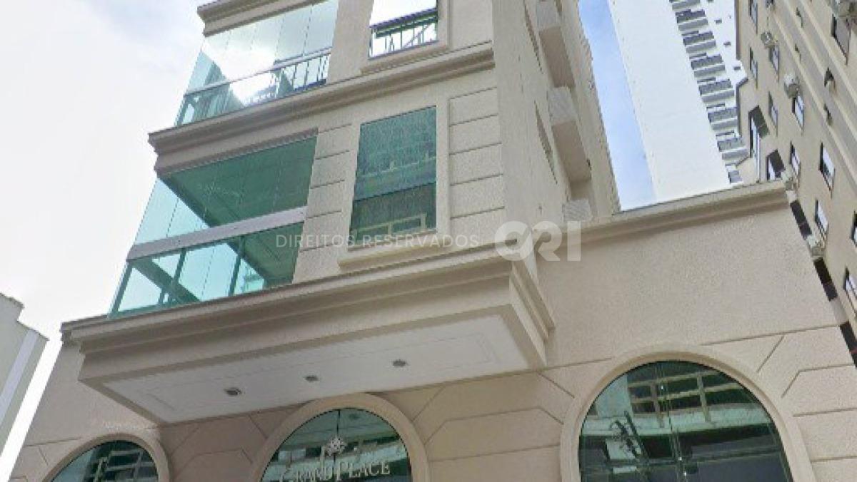 Apartamento com 3 Suítes no Grand Place na Meia Praia, Itapema