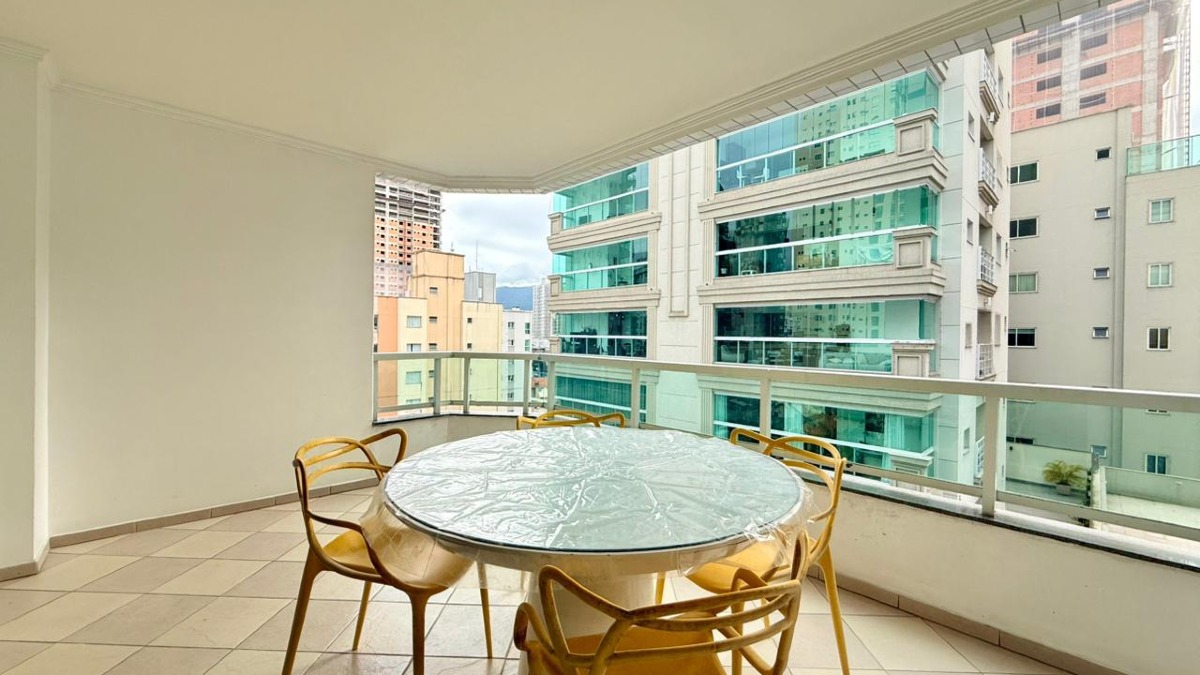 Apartamento com 3 Dormitórios no Ville de Paris na Meia Praia, Itapema