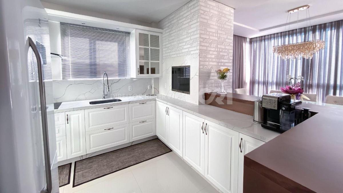 Apartamento com 3 suítes no Residencial Sans Souci no Centro de Balneário Camboriú