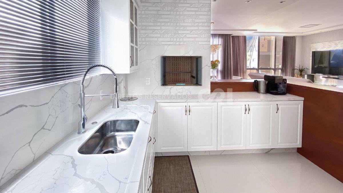 Apartamento com 3 suítes no Residencial Sans Souci no Centro de Balneário Camboriú