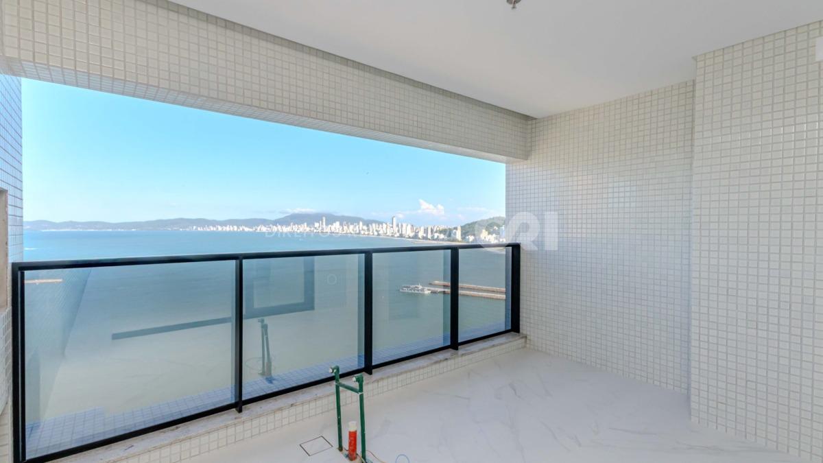 Apartamento com 4 suítes no Number One Tower Frente Mar no Centro em Itapema