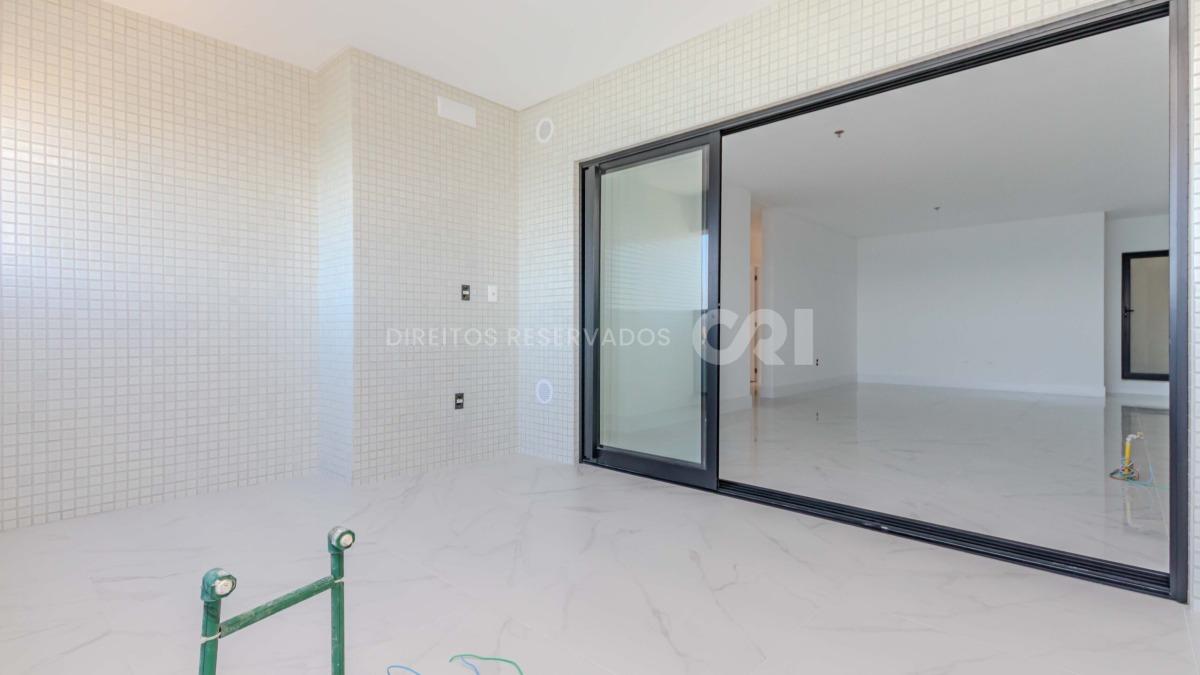 Apartamento com 4 suítes no Number One Tower Frente Mar no Centro em Itapema