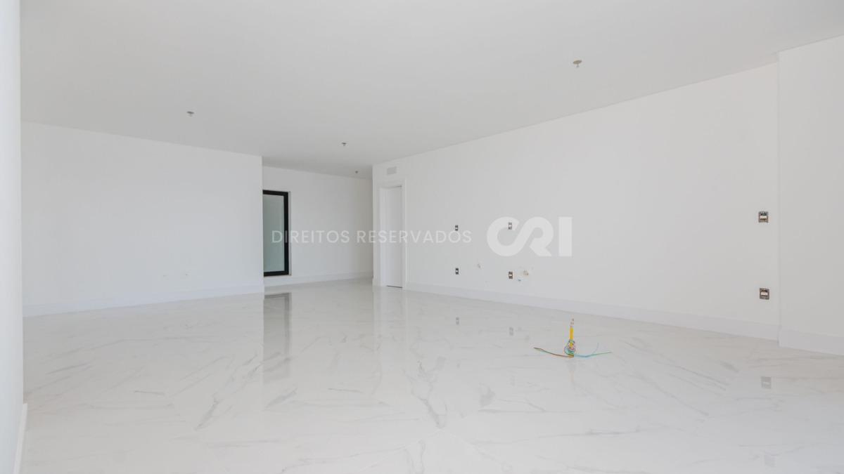 Apartamento com 4 suítes no Number One Tower Frente Mar no Centro em Itapema