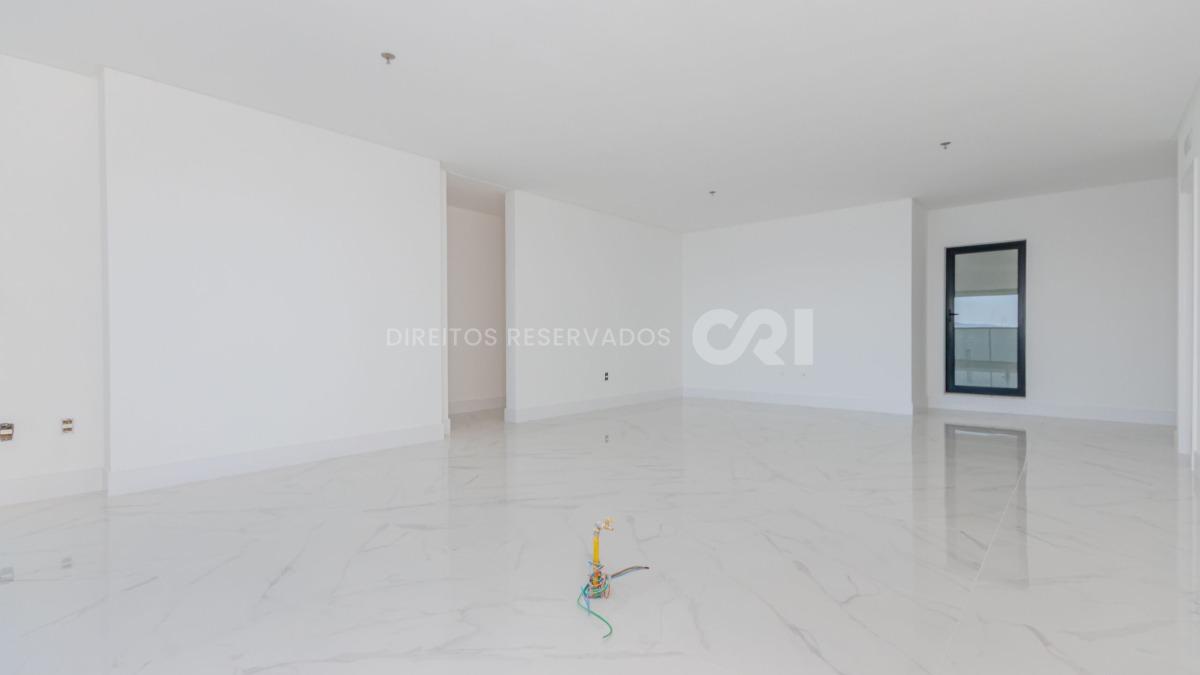 Apartamento com 4 suítes no Number One Tower Frente Mar no Centro em Itapema