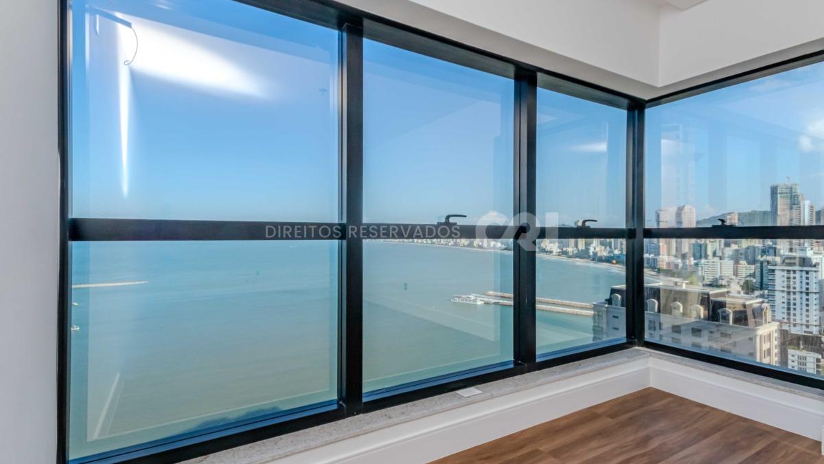 Apartamento com 4 suítes no Number One Tower Frente Mar no Centro em Itapema