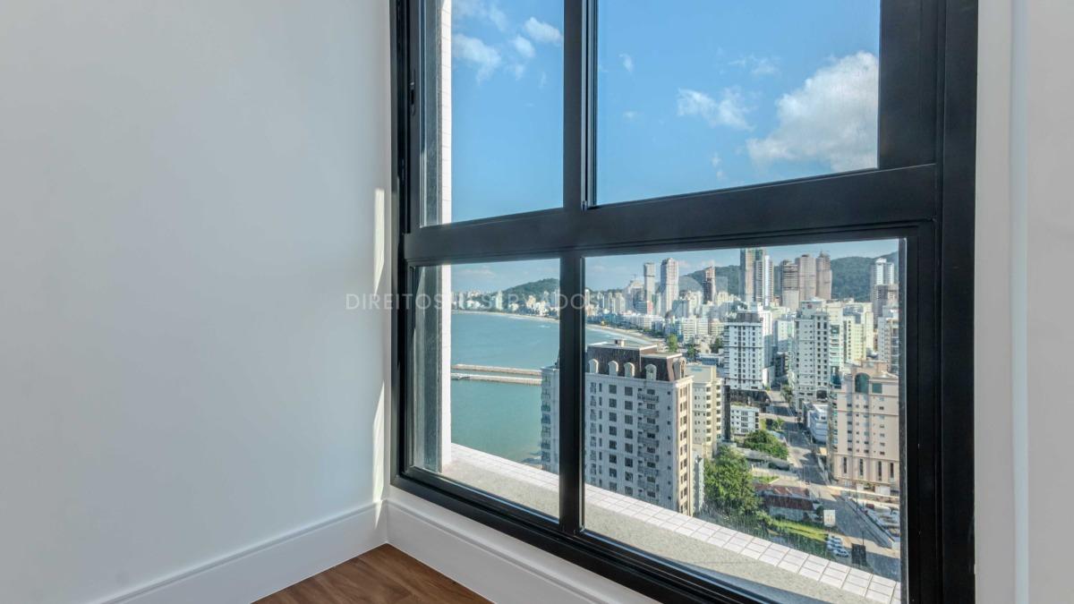 Apartamento com 4 suítes no Number One Tower Frente Mar no Centro em Itapema