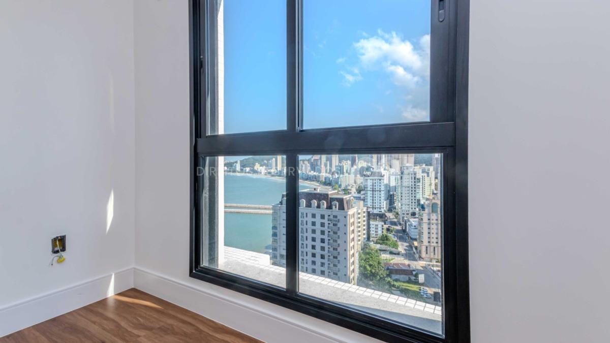Apartamento com 4 suítes no Number One Tower Frente Mar no Centro em Itapema