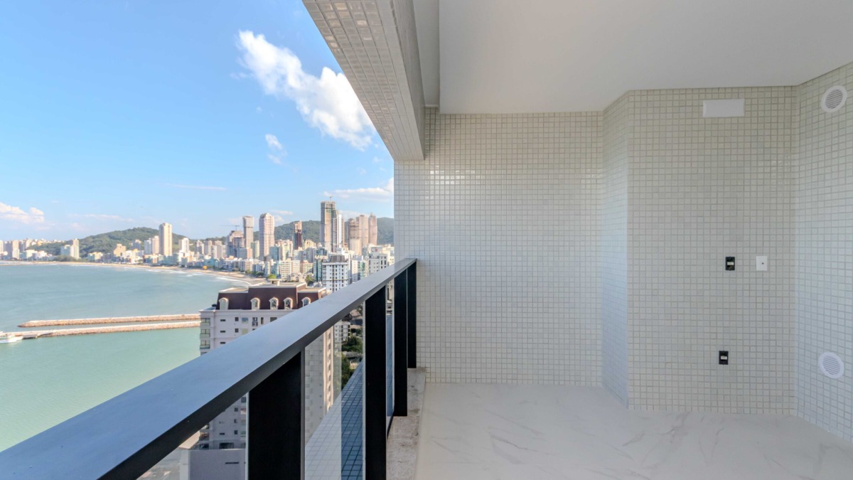 Apartamento com 4 suítes no Number One Tower Frente Mar no Centro em Itapema