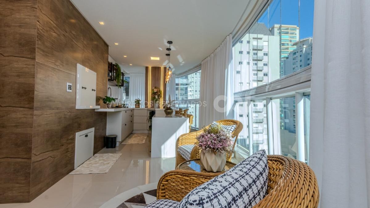 Apartamento com 3 suítes no Edifício Pienza na Meia Praia Itapema