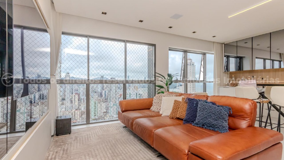 Apartamento com 4 Suítes no Edifício Royal Tower no Centro em Balneário Camboriú