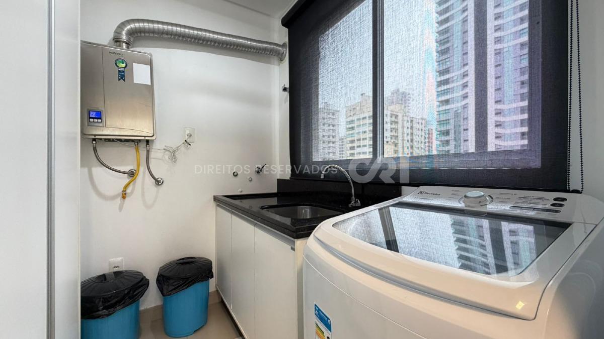 Apartamento com 3 Suítes no Edifício Cannes na Meia Praia, Itapema