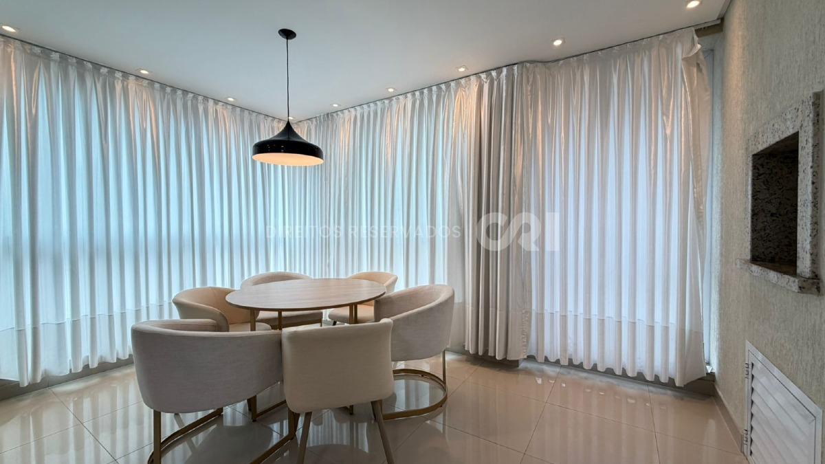 Apartamento com 3 Suítes no Edifício Cannes na Meia Praia, Itapema