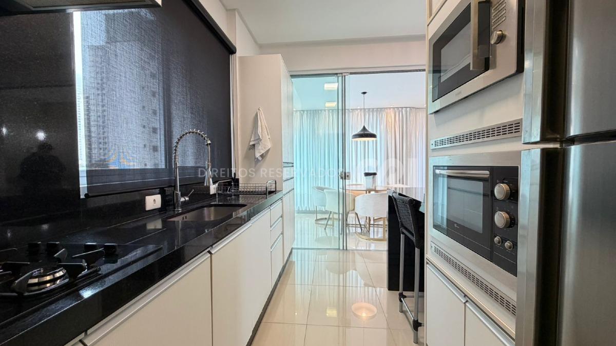 Apartamento com 3 Suítes no Edifício Cannes na Meia Praia, Itapema