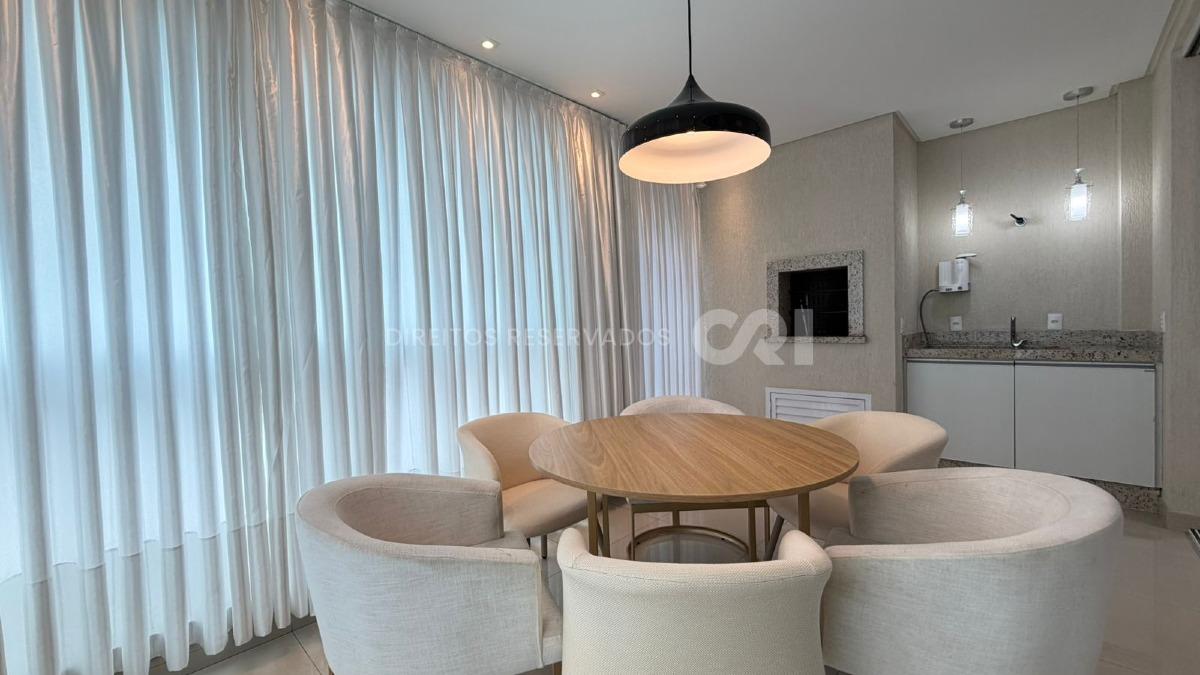 Apartamento com 3 Suítes no Edifício Cannes na Meia Praia, Itapema