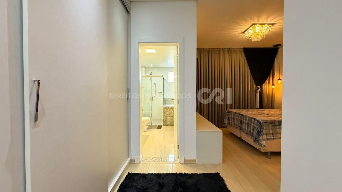 Apartamento com 3 Suítes no Edifício Cannes na Meia Praia, Itapema