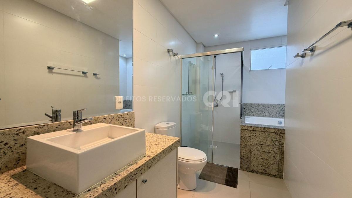 Apartamento com 3 Suítes no Edifício Cannes na Meia Praia, Itapema