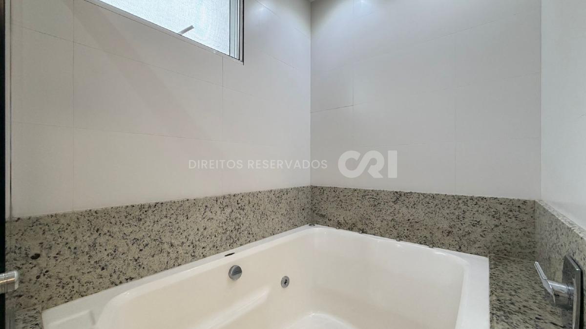 Apartamento com 3 Suítes no Edifício Cannes na Meia Praia, Itapema
