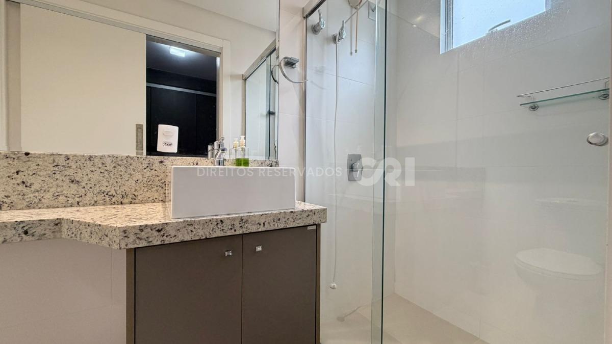 Apartamento com 3 Suítes no Edifício Cannes na Meia Praia, Itapema