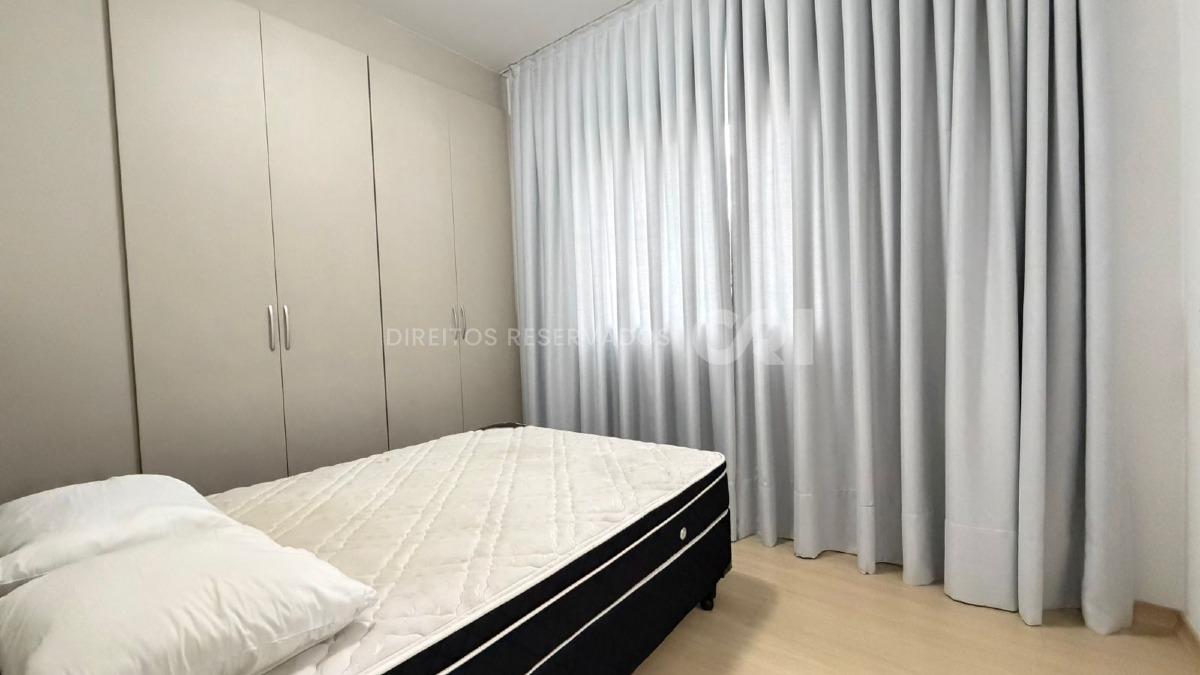 Apartamento com 3 Suítes no Edifício Cannes na Meia Praia, Itapema