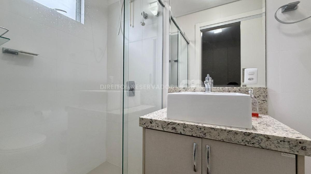 Apartamento com 3 Suítes no Edifício Cannes na Meia Praia, Itapema