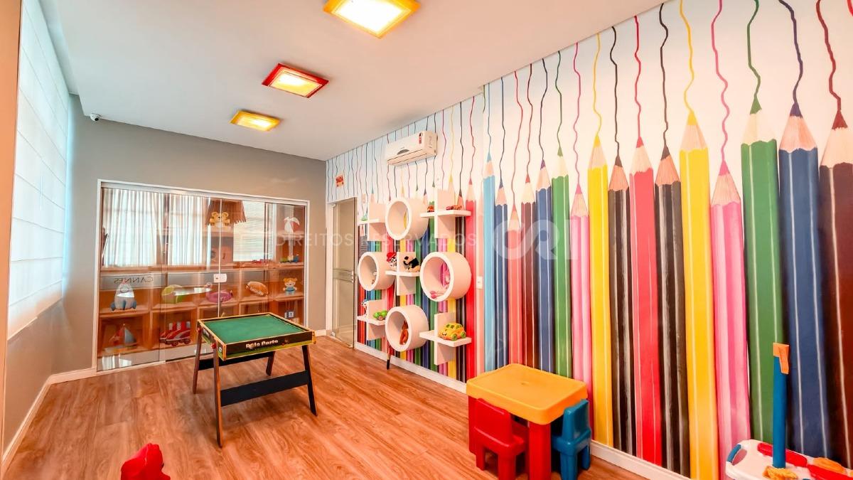 Apartamento com 3 Suítes no Edifício Cannes na Meia Praia, Itapema