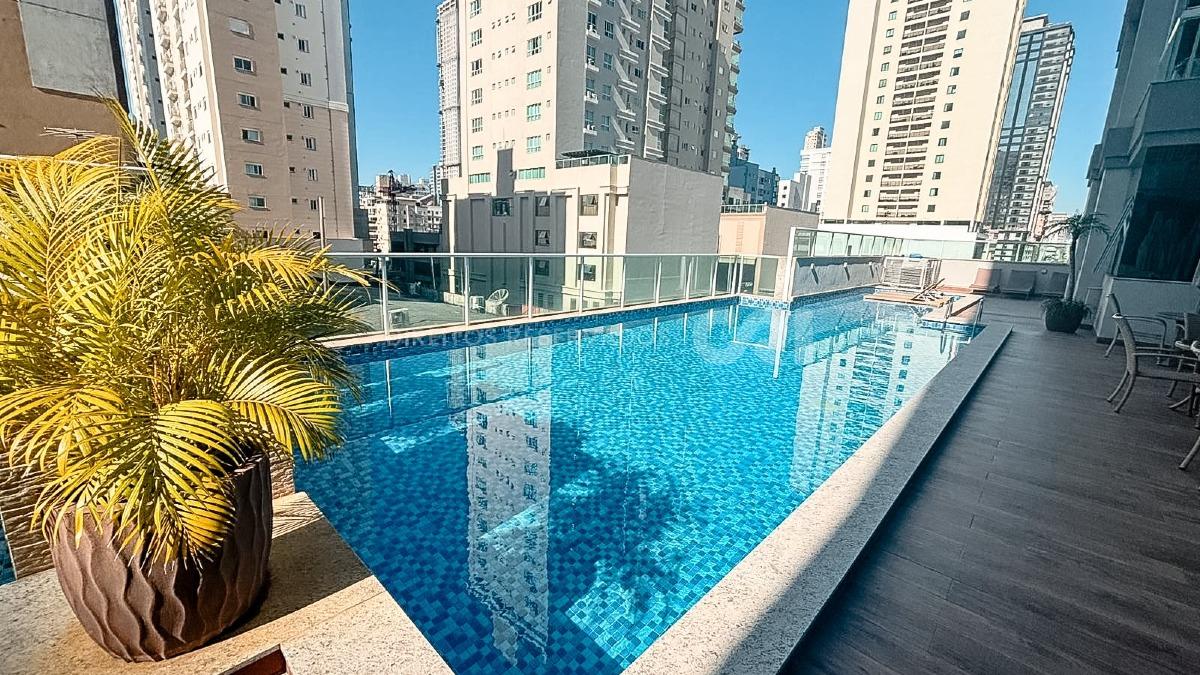 Apartamento com 3 Suítes no Edifício Cannes na Meia Praia, Itapema