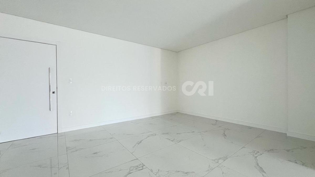 Apartamento com 3 Suítes no Edifício Sangiovese na Meia Praia, Itapema